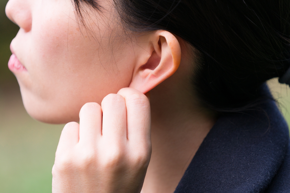 20代で耳が遠いと感じる原因は？低音障害型感音難聴の症状や対処方法も解説